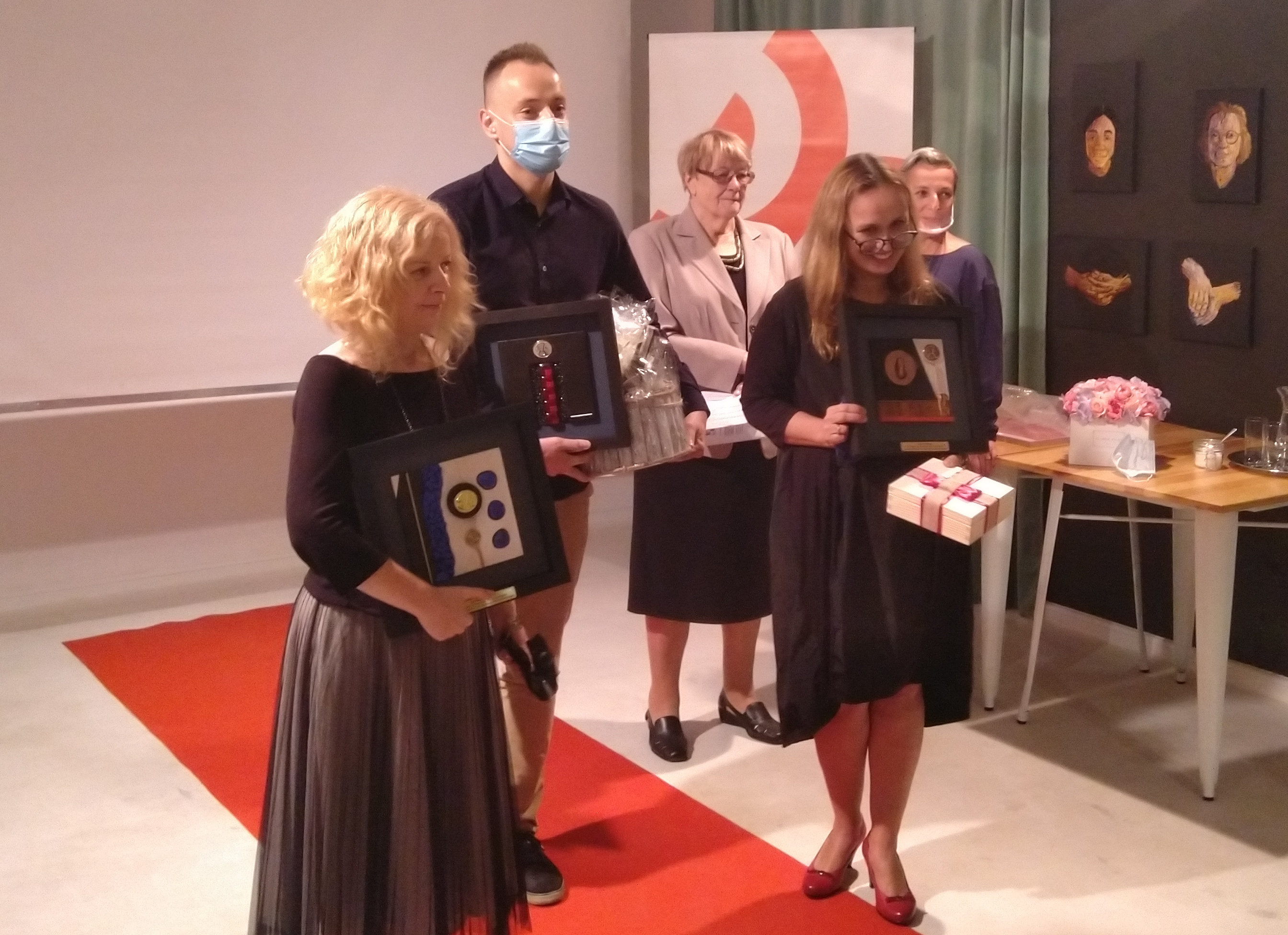 Laureaci konkursu "Twarze Ubóstwa" w trakcie Gali rozdania nagród: Aleksandra Warecka, Marek Szymaniak, Edyta Krzeniak