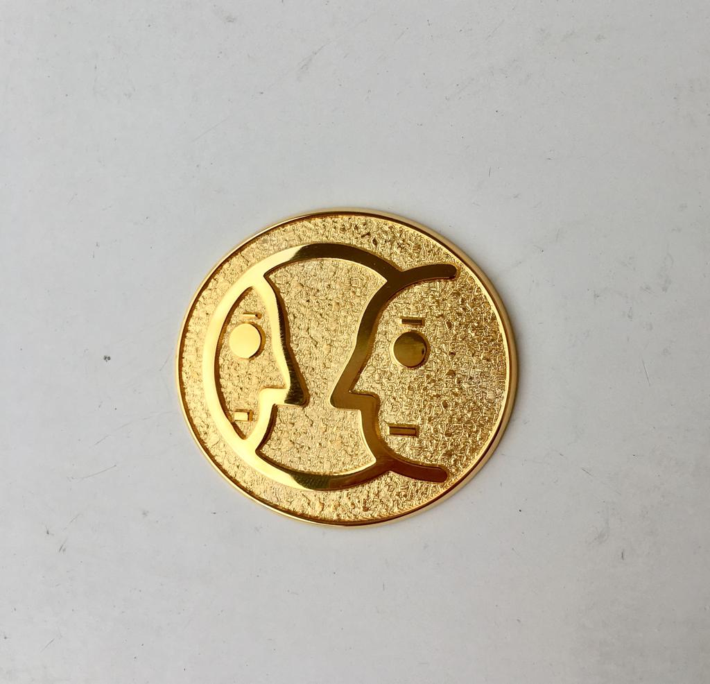 złoty medal z logotypm konkursu Twarze Ubóstwa